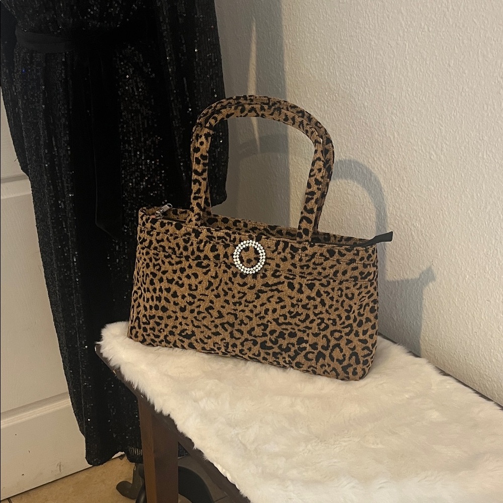 Elegant Leopard Print Shoulder Bag